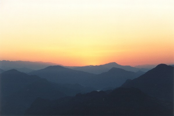 Sunrise at Thulokote campsite [26/10/99]